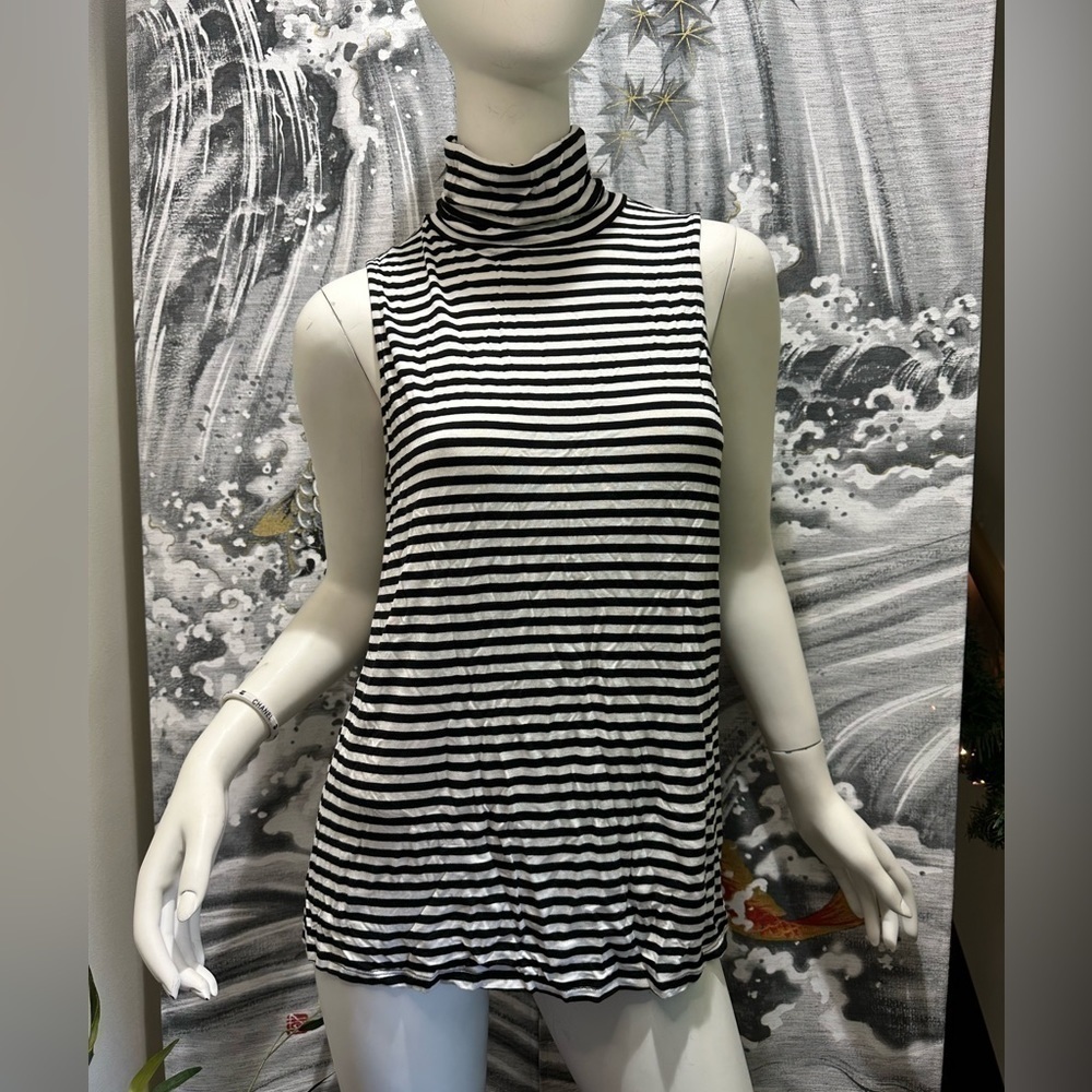 KENSIE BLACK & WHITE STRIPED SLEEVELESS TURTLE NECK TOP MEDIUM